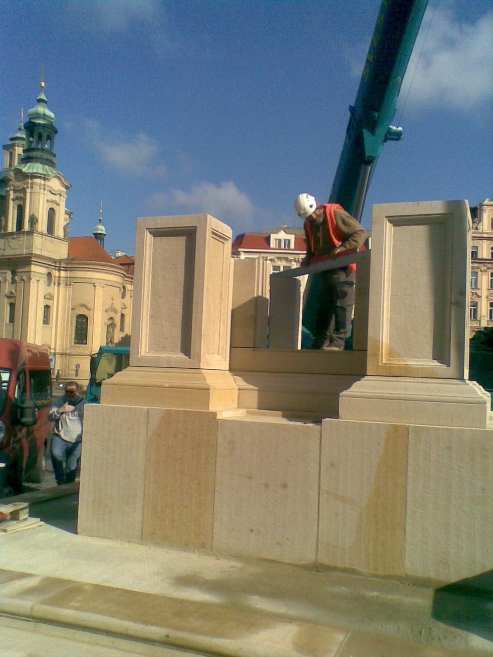 Mariánský sloup na Staroměstském náměstí dokončí dřív. Hotový by měl být už v srpnu. Foto 5. května.