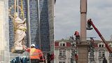 VIDEO: Mariánský sloup se po 102 letech vrátil na Staroměstské náměstí! Vztyčil ho jeřáb, práce se zkomplikovaly