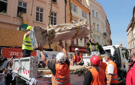 Takto probíhal návrat Mariánského sloupu na Staroměstské náměstí, 4. června 2020.