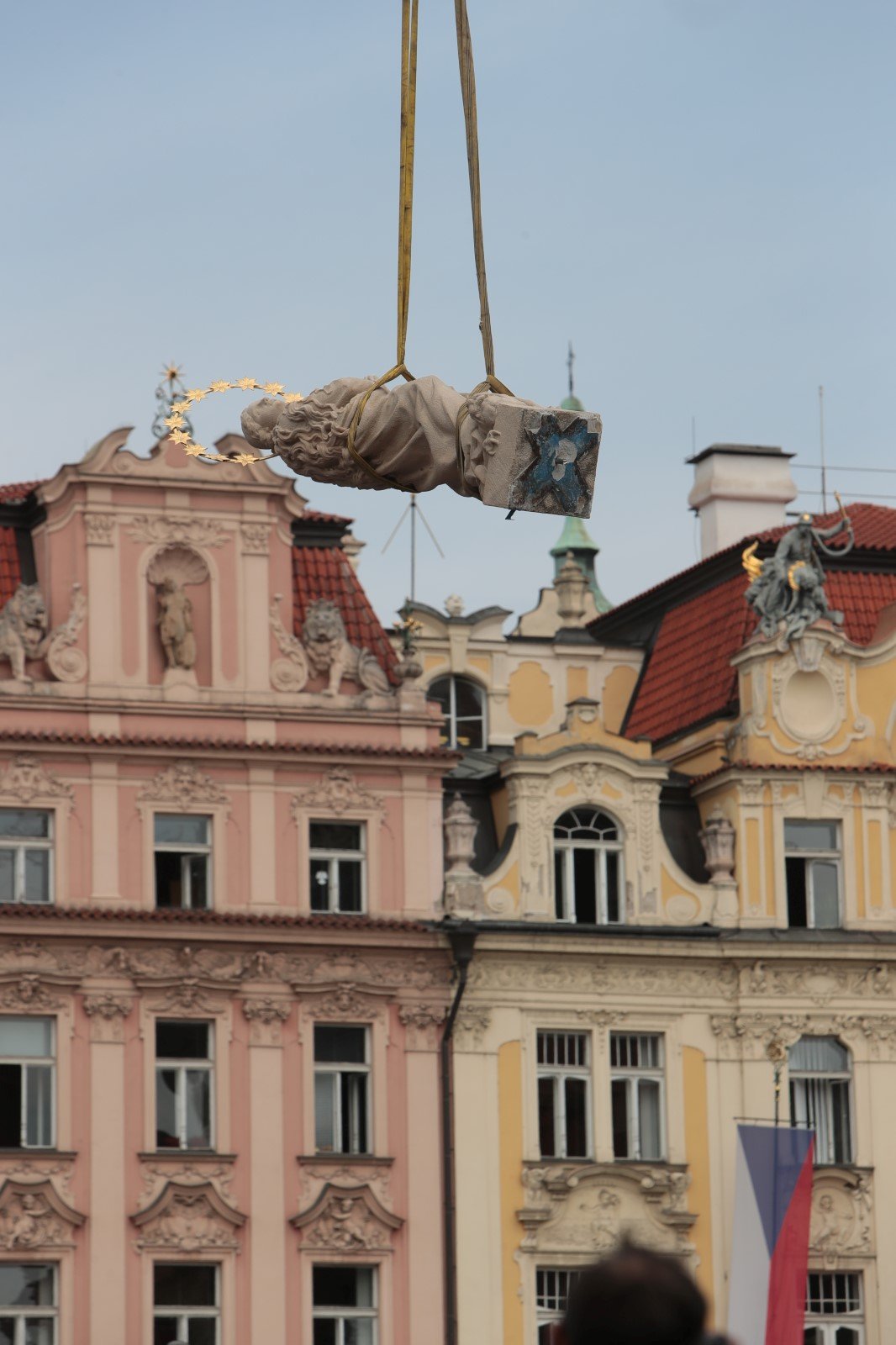 Takto probíhal návrat Mariánského sloupu na Staroměstské náměstí, 4. června 2020.