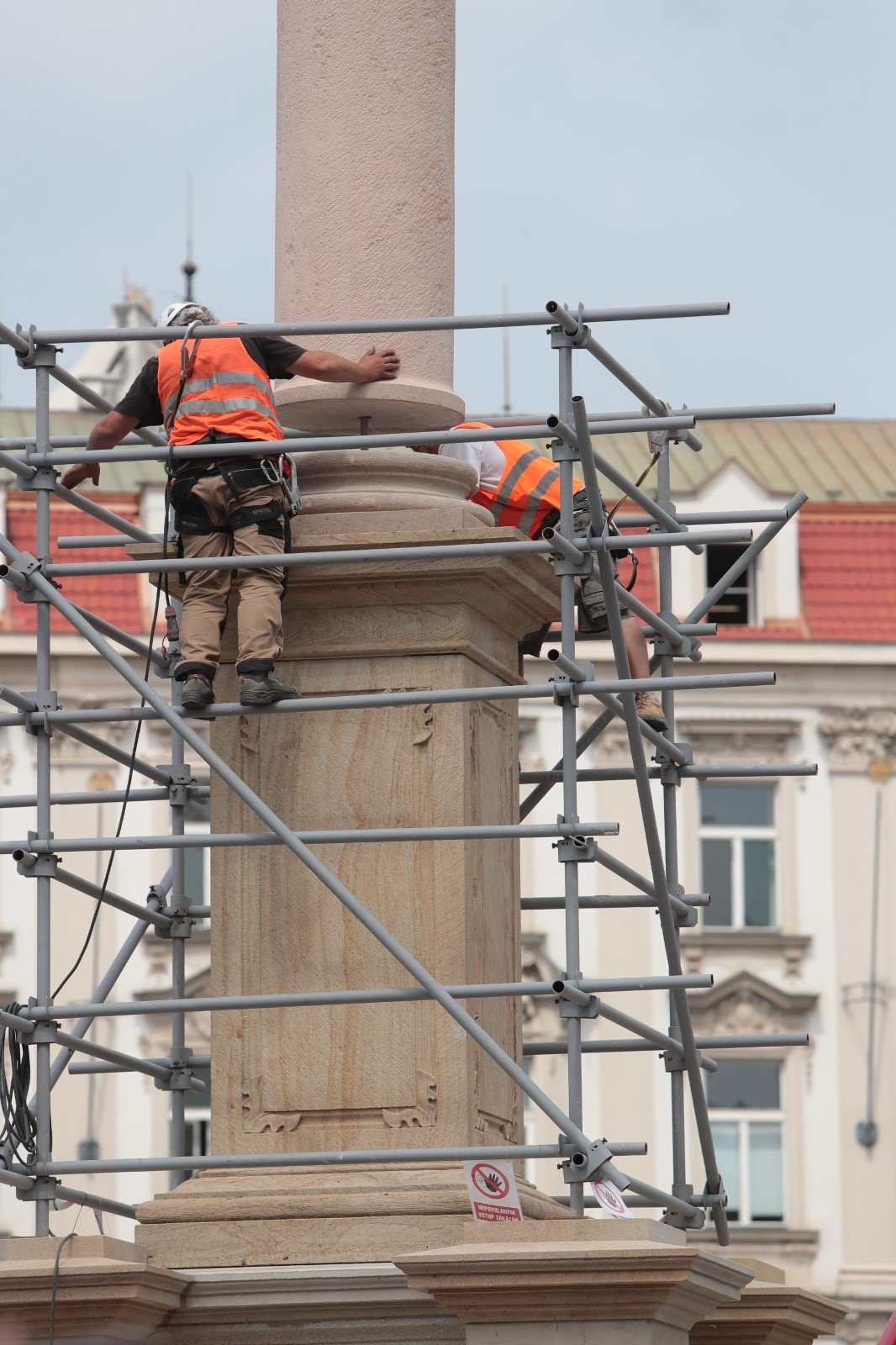 Takto probíhal návrat Mariánského sloupu na Staroměstské náměstí, 4. června 2020.