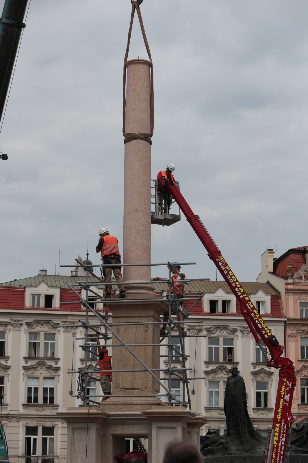 Takto probíhal návrat Mariánského sloupu na Staroměstské náměstí, 4. června 2020.