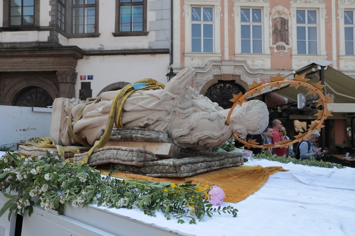 Takto probíhal návrat Mariánského sloupu na Staroměstské náměstí, 4. června 2020.