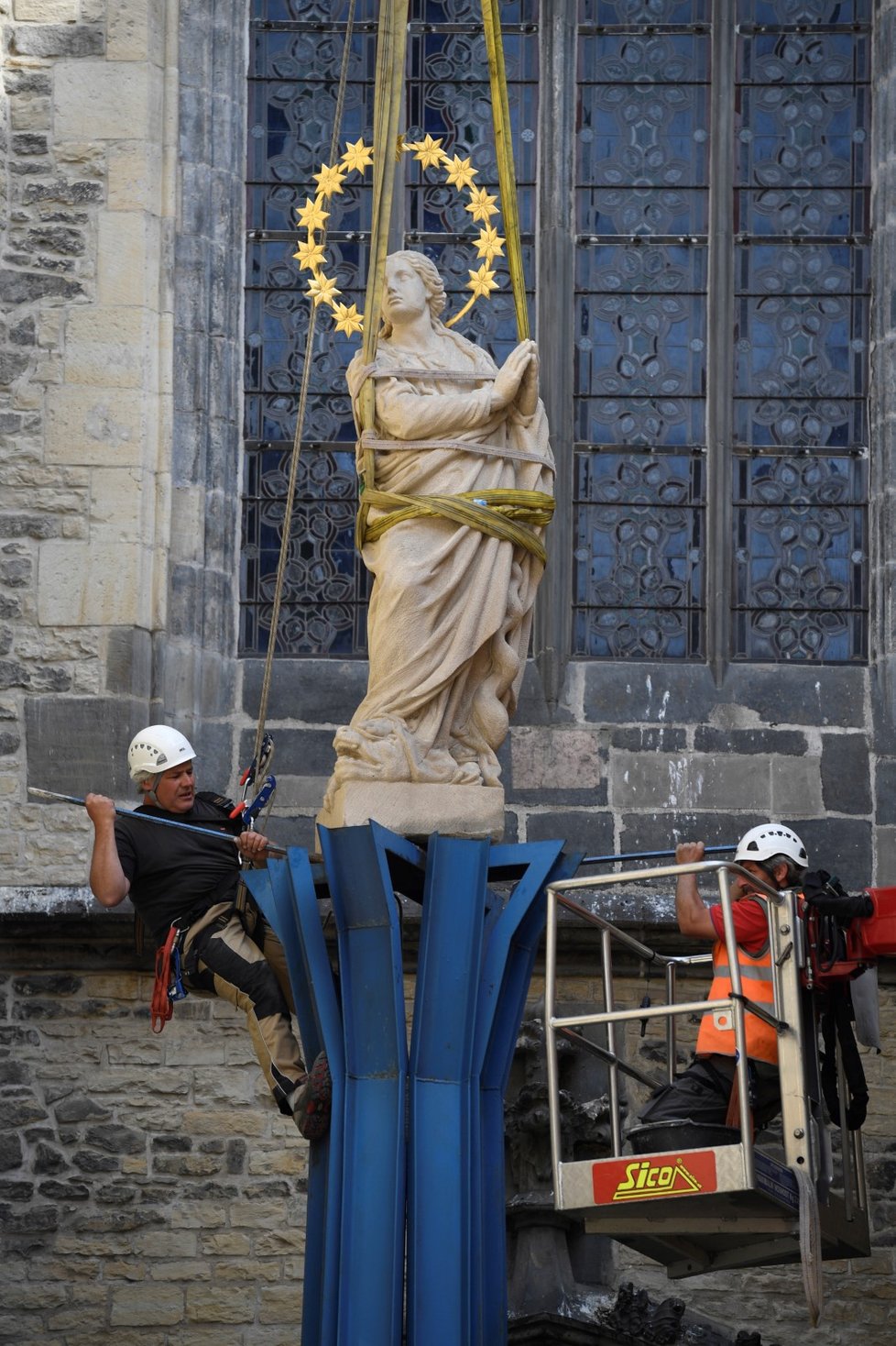 Dělníci připravují 4. června 2020 před kostelem Matky Boží před Týnem u Staroměstského náměstí v centru Prahy sochu Panny Marie.