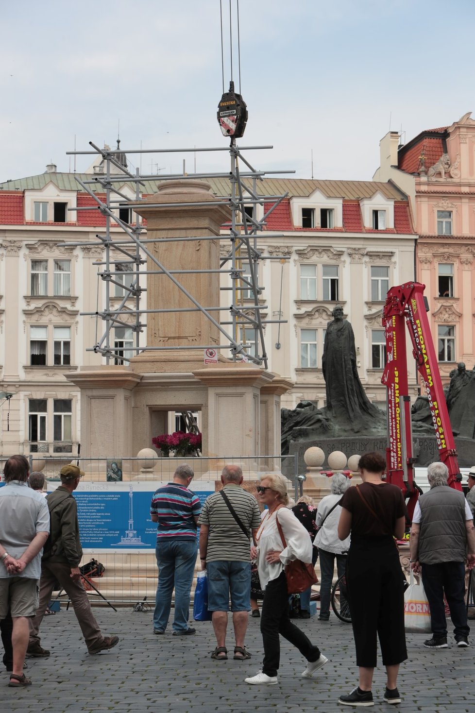 Takto probíhal návrat Mariánského sloupu na Staroměstské náměstí, 4. června 2020.