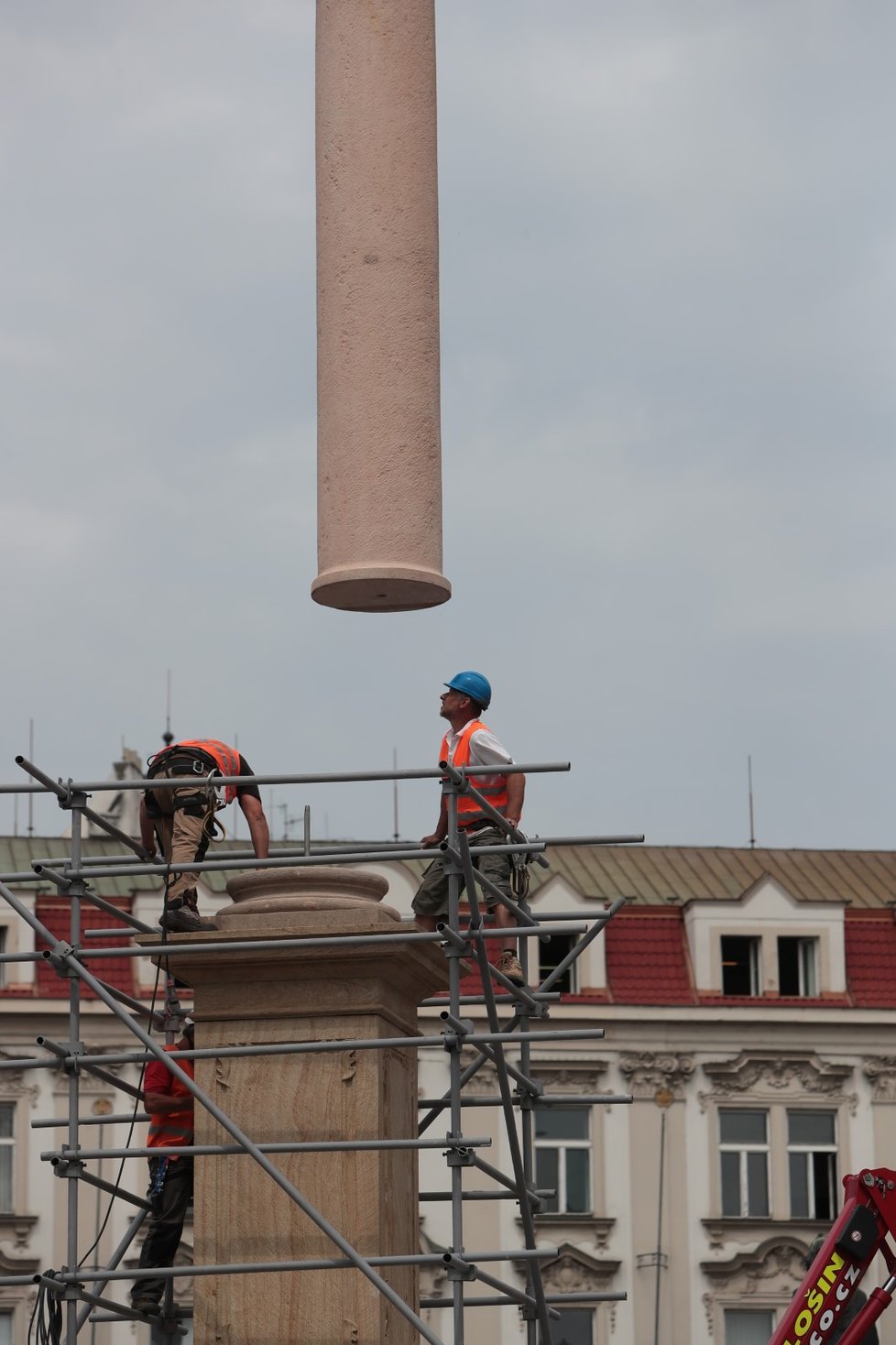 Takto probíhal návrat Mariánského sloupu na Staroměstské náměstí, 4. června 2020.