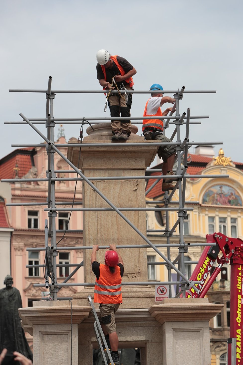 Takto probíhal návrat Mariánského sloupu na Staroměstské náměstí, 4. června 2020.