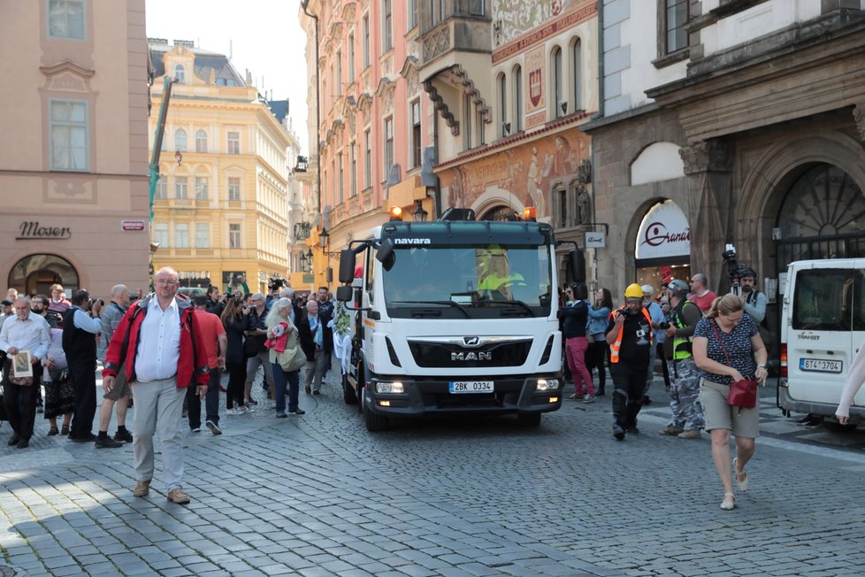 Takto probíhal návrat Mariánského sloupu na Staroměstské náměstí, 4. června 2020.