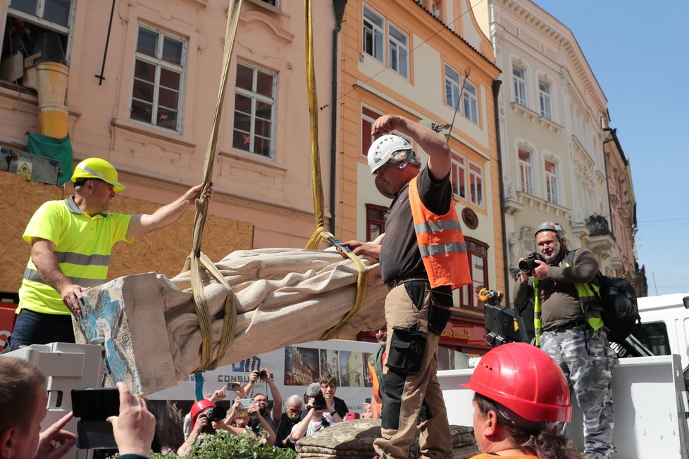 Takto probíhal návrat Mariánského sloupu na Staroměstské náměstí, 4. června 2020.