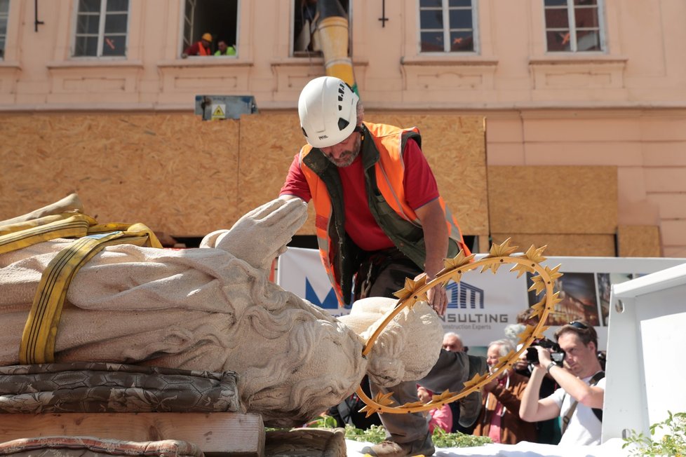 Takto probíhal návrat Mariánského sloupu na Staroměstské náměstí, 4. června 2020.