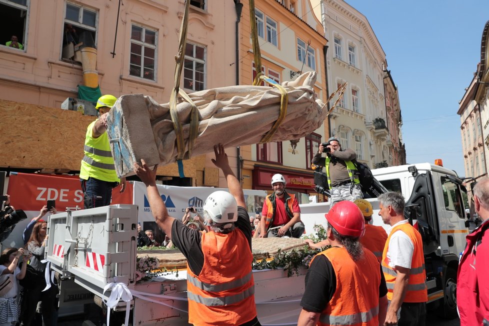 Takto probíhal návrat Mariánského sloupu na Staroměstské náměstí, 4. června 2020.