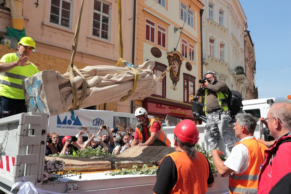 Takto probíhal návrat Mariánského sloupu na Staroměstské náměstí, 4. června 2020.