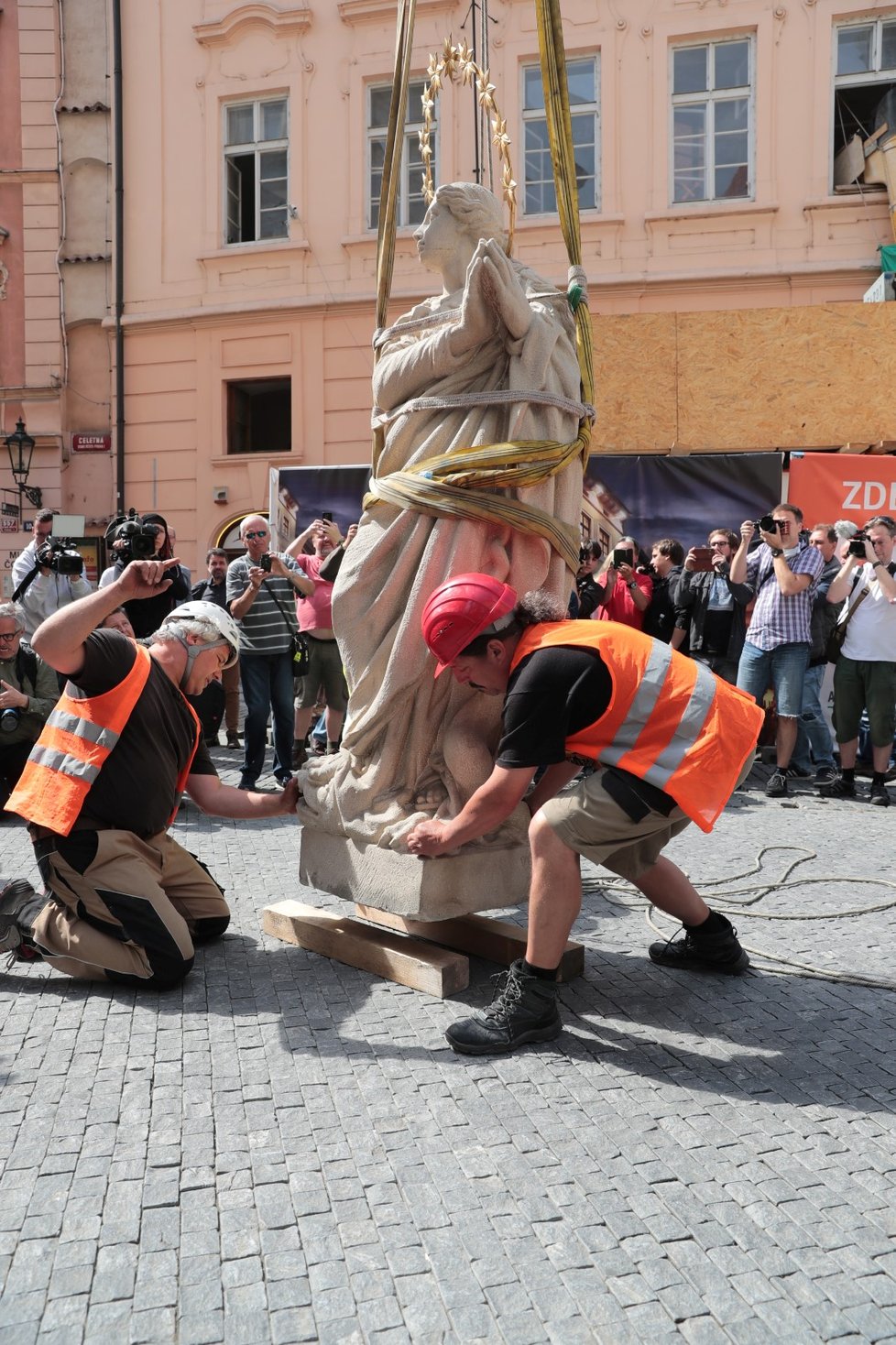 Takto probíhal návrat Mariánského sloupu na Staroměstské náměstí, 4. června 2020.