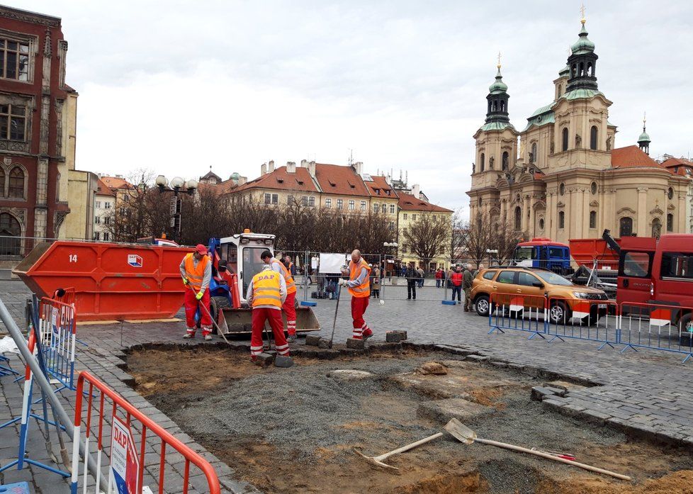 Na Staroměstském náměstí v Praze začala 17. února 2020 stavba repliky mariánského sloupu. Staveniště o rozměrech 7,5 krát 7,5 metru bylo ohrazeno a předáno stavební firmě.