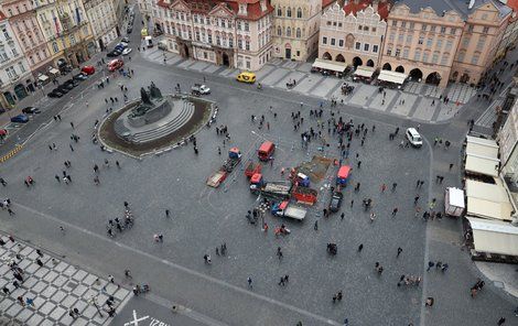Mariánský sloup se vrací na Staroměstské náměstí. Sochař Petr Váňa začal 17. února 2020 s obnovou sloupu.