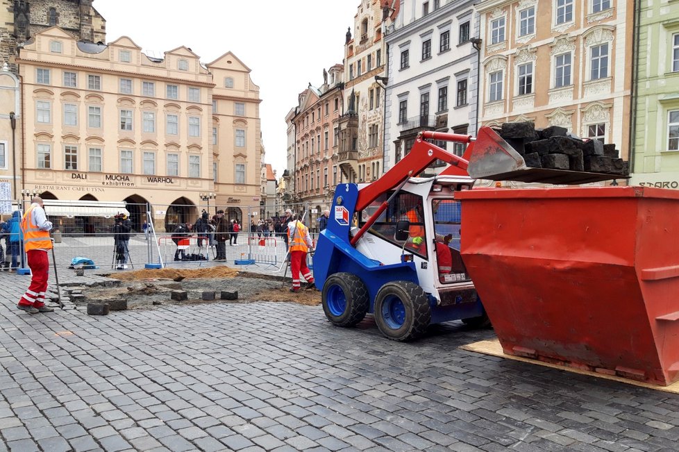 Na Staroměstském náměstí v Praze začala 17. února 2020 stavba repliky Mariánského sloupu. Staveniště o rozměrech 7,5 krát 7,5 metru bylo ohrazeno a předáno stavební firmě.