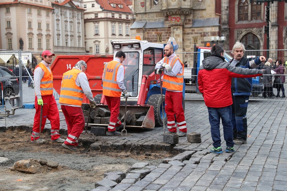 Mariánský sloup se vrací na Staroměstské náměstí. Sochař Petr Váňa začal 17. února 2020 s obnovou sloupu.