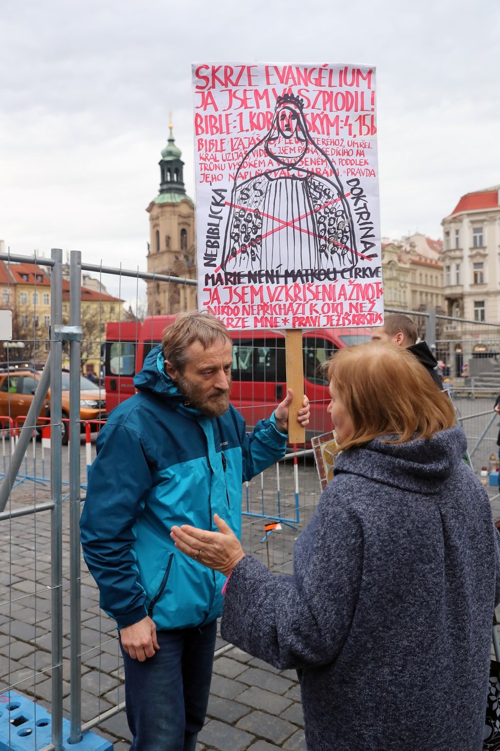 Mariánský sloup se vrací na Staroměstské náměstí. Sochař Petr Váňa začal 17. února 2020 s obnovou sloupu.