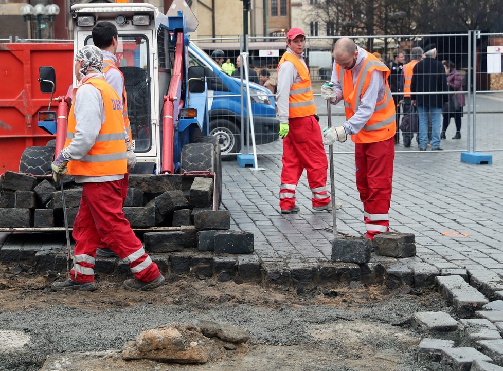 Mariánský sloup se vrací na Staroměstské náměstí. Sochař Petr Váňa začal 17. února 2020 s obnovou sloupu.