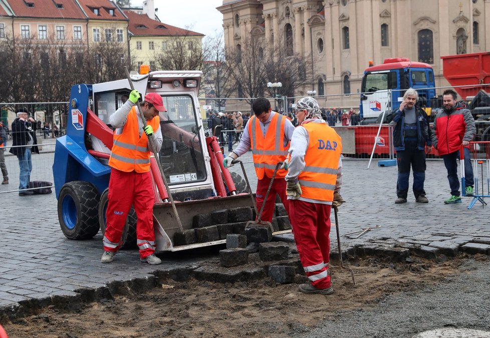 Mariánský sloup se vrací na Staroměstské náměstí. Sochař Petr Váňa začal 17. února 2020 s obnovou sloupu.