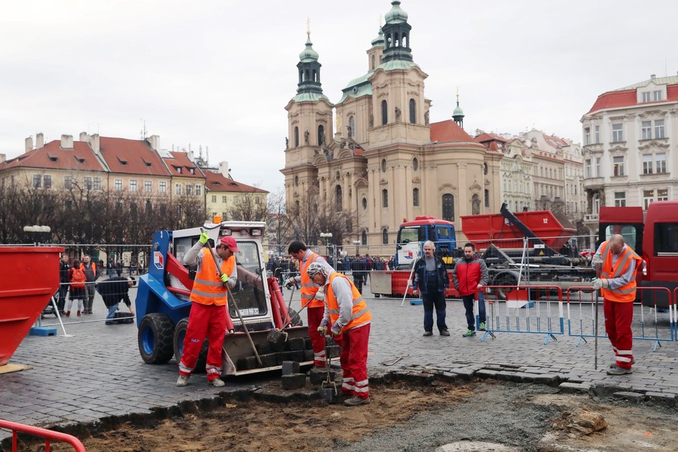 Mariánský sloup se vrací na Staroměstské náměstí. Sochař Petr Váňa začal 17. února 2020 s obnovou sloupu.