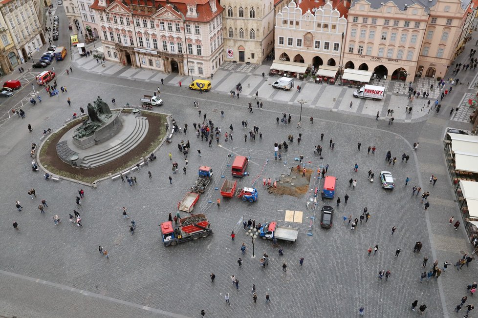Mariánský sloup se vrací na Staroměstské náměstí. Sochař Petr Váňa začal 17. února 2020 s obnovou sloupu.