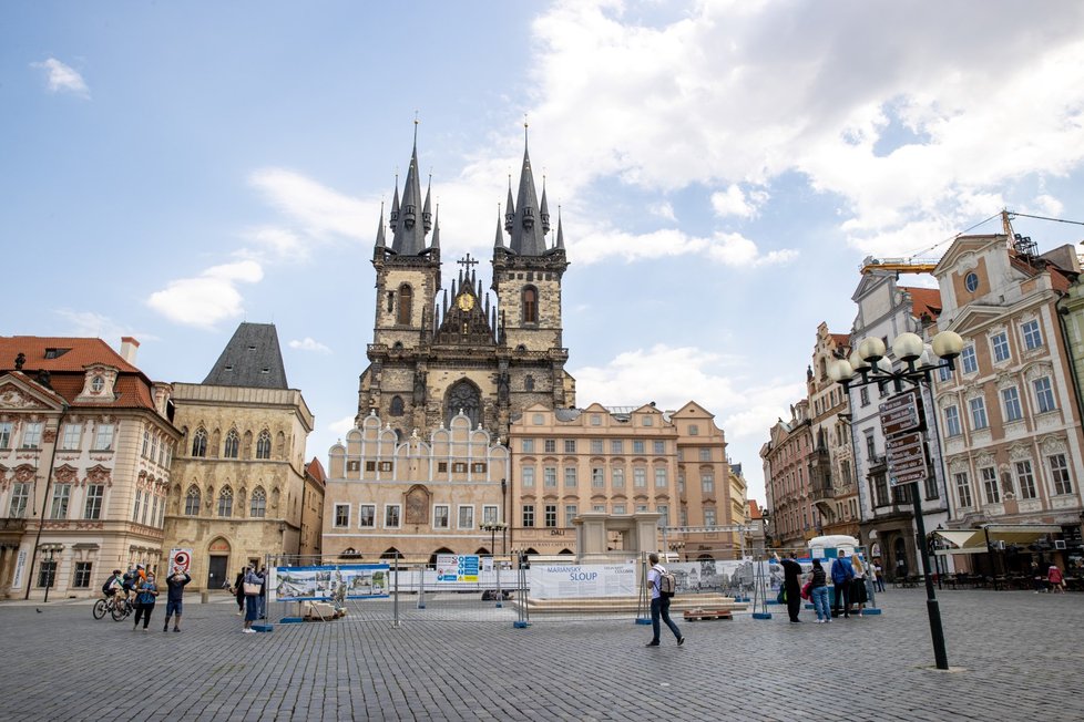 Stavba Mariánského sloupu na Staroměstském náměstí