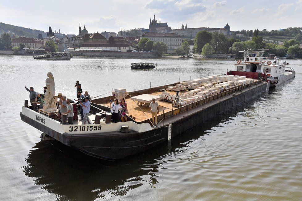 Sochař Váňa se sloup pokusil postavit na náměstí už v červnu 2019, tehdy ale neměl potřebná povolení.