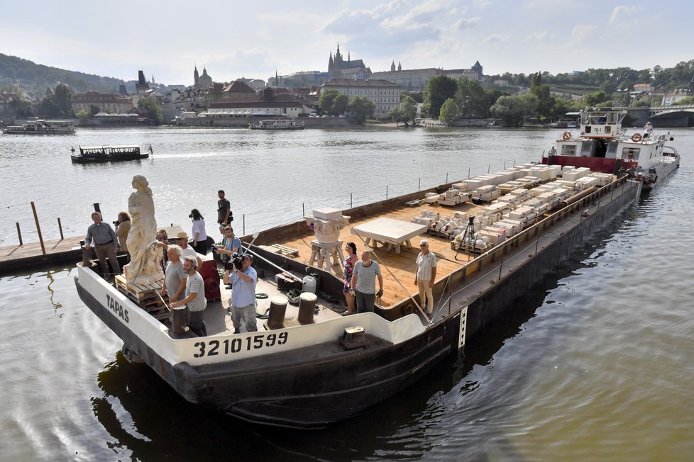 Sochař Váňa se sloup pokusil postavit na náměstí už v červnu 2019, tehdy ale neměl potřebná povolení.