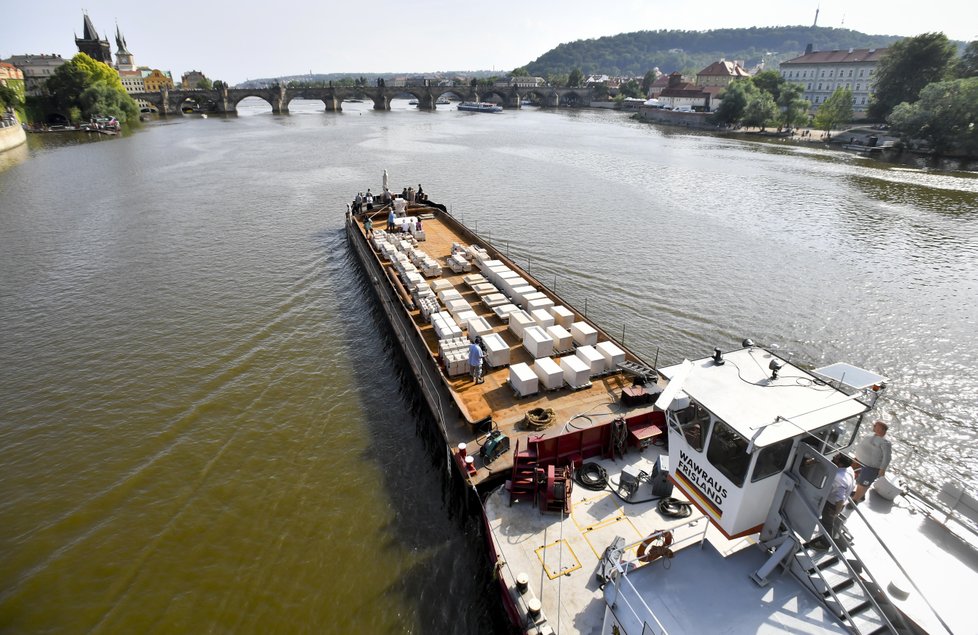 Sochař Váňa se sloup pokusil postavit na náměstí už v červnu 2019, tehdy ale neměl potřebná povolení.