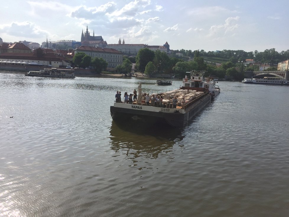 Sochař Váňa se sloup pokusil postavit na náměstí už v červnu 2019, tehdy ale neměl potřebná povolení.