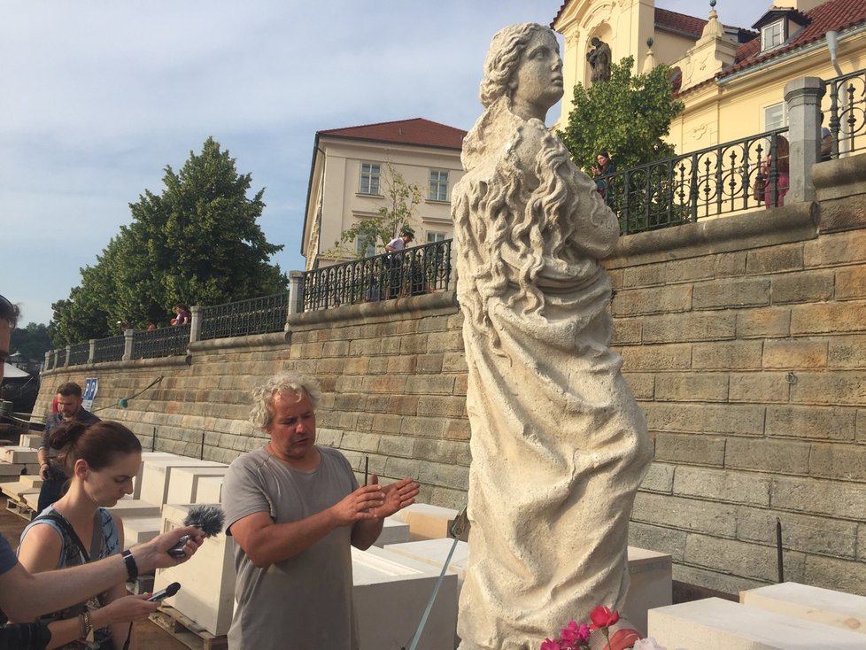 Sochař Váňa se sloup pokusil postavit na náměstí už v červnu 2019, tehdy ale neměl potřebná povolení.