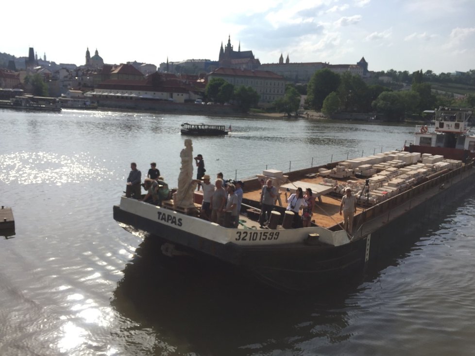 Sochař Váňa se sloup pokusil postavit na náměstí už v červnu 2019, tehdy ale neměl potřebná povolení.