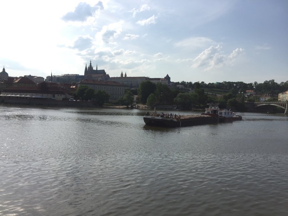 Sochař Váňa se sloup pokusil postavit na náměstí už v červnu 2019, tehdy ale neměl potřebná povolení.