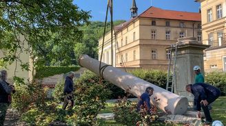 Náklaďáky a jeřáb v akci: Mariánský sloup se po 101 letech vrátil na Staroměstské náměstí