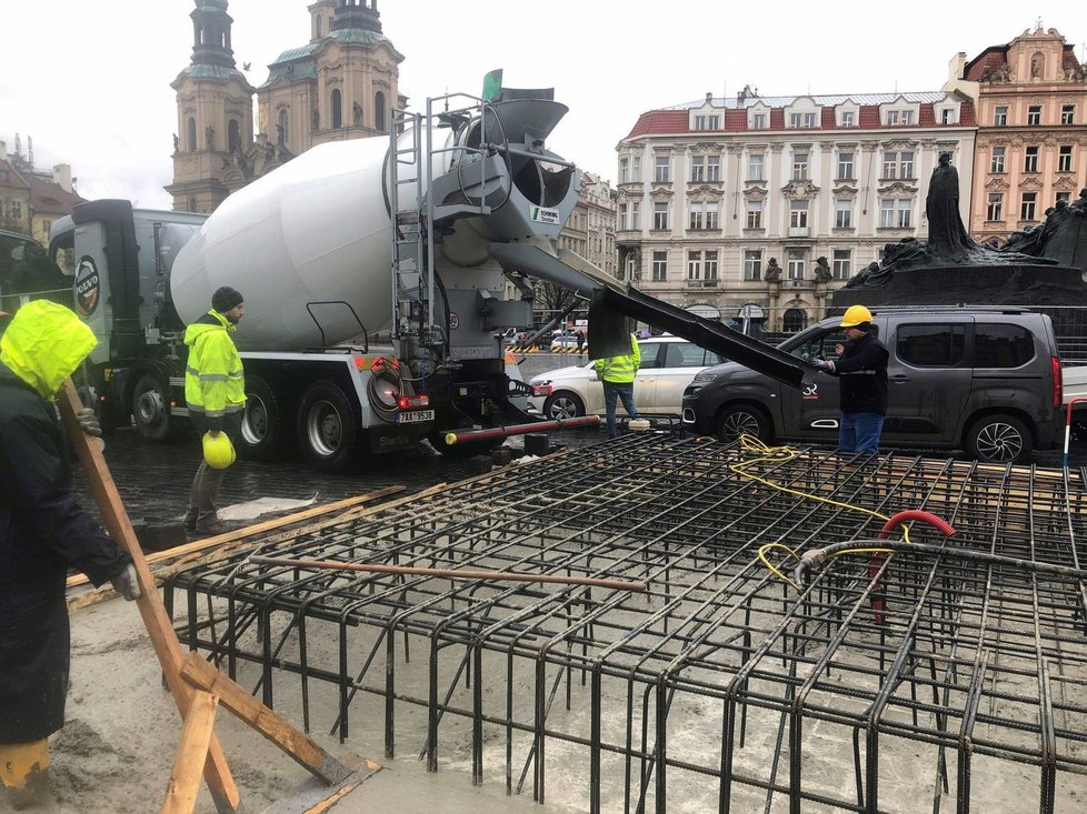 Průběh prací na stavbě Mariánského sloupu na Staroměstském náměstí v únoru a březnu 2020.