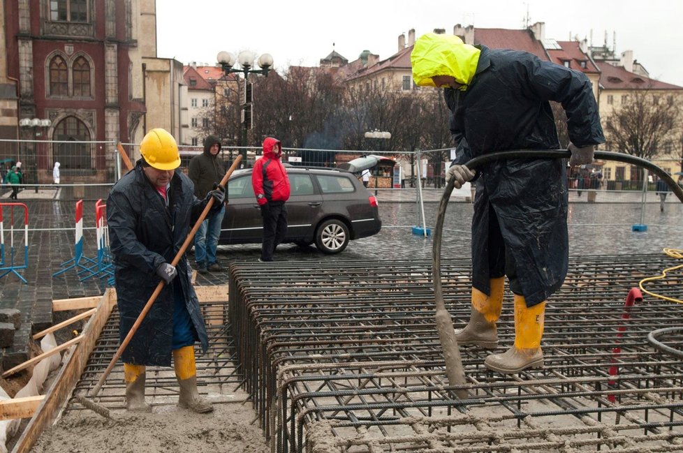 Průběh prací na stavbě Mariánského sloupu na Staroměstském náměstí v únoru a březnu 2020.