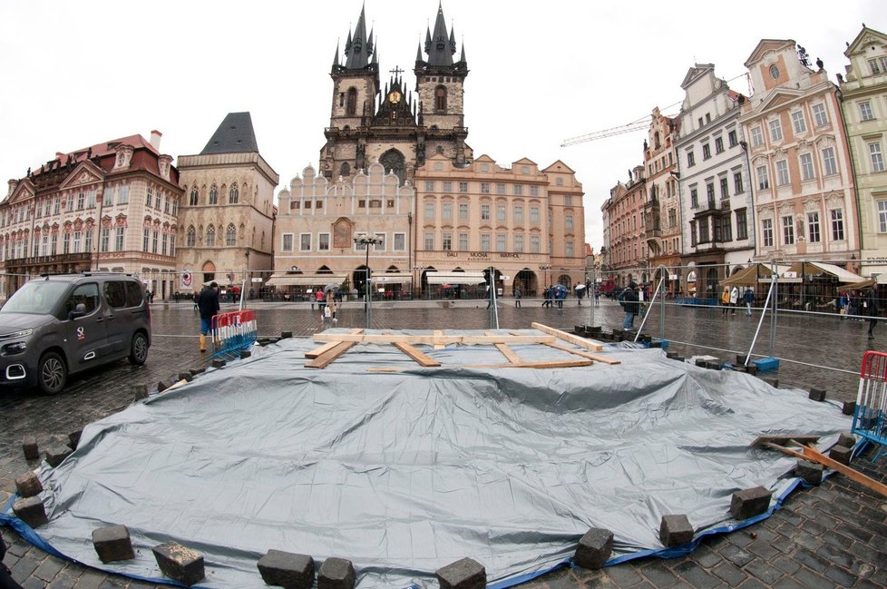 Průběh prací na stavbě Mariánského sloupu na Staroměstském náměstí v únoru a březnu 2020.