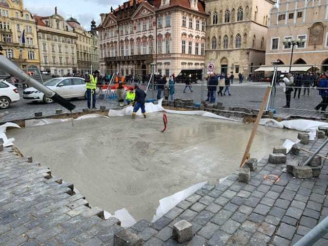 Průběh prací na stavbě Mariánského sloupu na Staroměstském náměstí v únoru a březnu 2020.