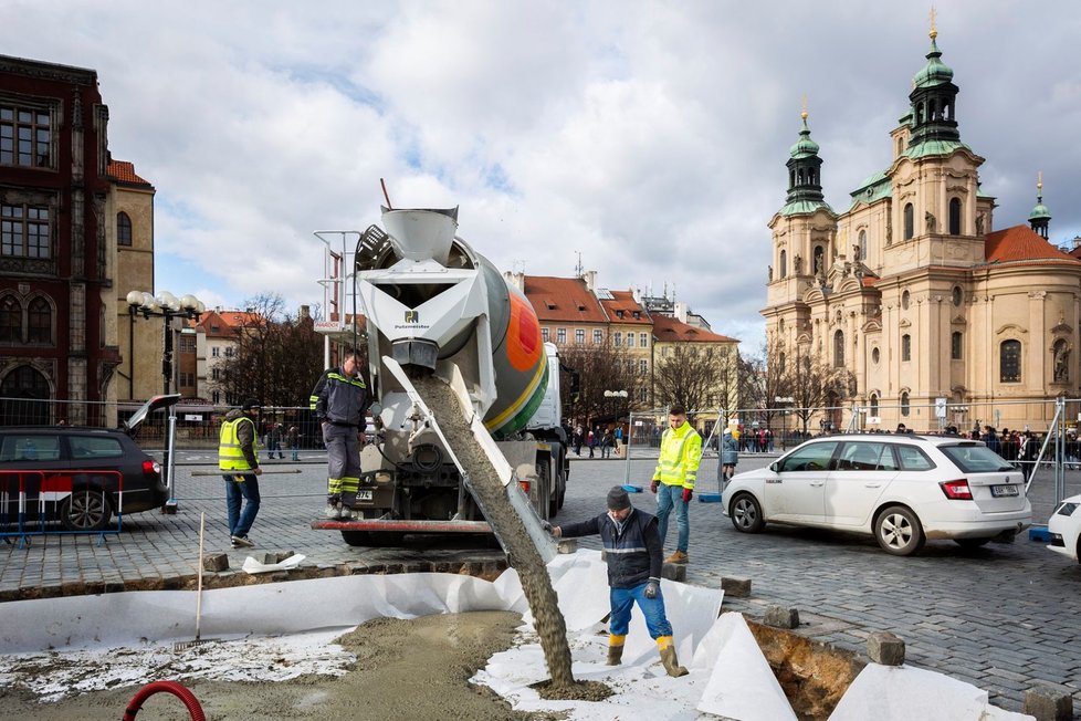 Průběh prací na stavbě Mariánského sloupu na Staroměstském náměstí v únoru a březnu 2020.