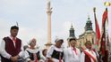 Pražský arcibiskup Dominik Duka požehnal 15. srpna 2020 na Staroměstském náměstí mariánský sloup, jehož napodobenina se po 102 letech vrátila do historického centra Prahy.