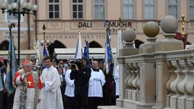 Pražský arcibiskup Dominik Duka požehnal 15. srpna 2020 na Staroměstském náměstí mariánský sloup, jehož napodobenina se po 102 letech vrátila do historického centra Prahy.