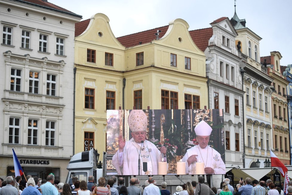 Pražský arcibiskup Dominik Duka požehnal 15. srpna 2020 na Staroměstském náměstí mariánský sloup, jehož napodobenina se po 102 letech vrátila do historického centra Prahy.