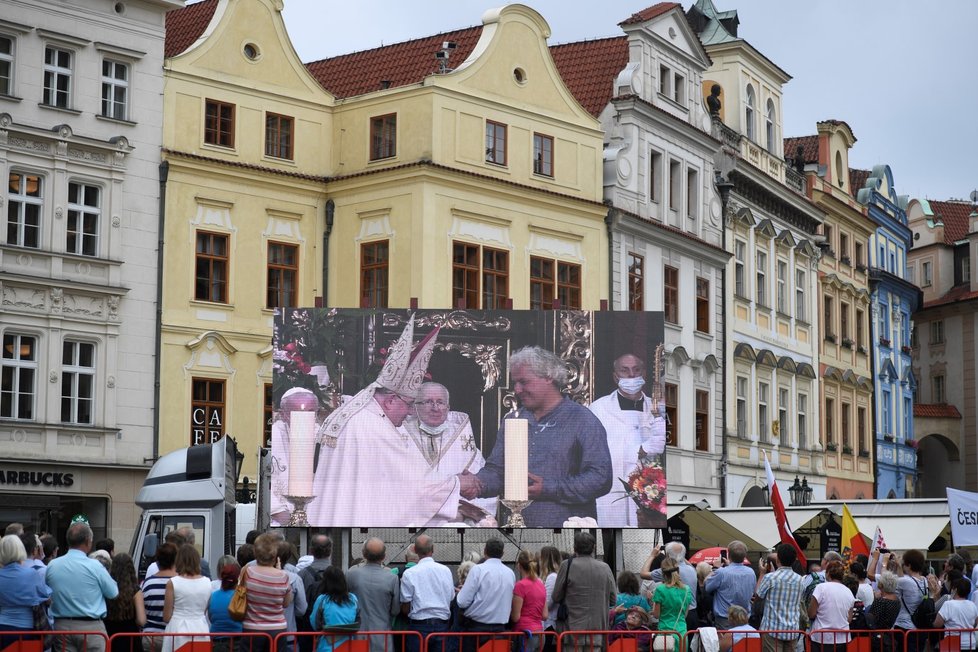 Pražský arcibiskup Dominik Duka požehnal 15. srpna 2020 na Staroměstském náměstí mariánský sloup, jehož napodobenina se po 102 letech vrátila do historického centra Prahy.