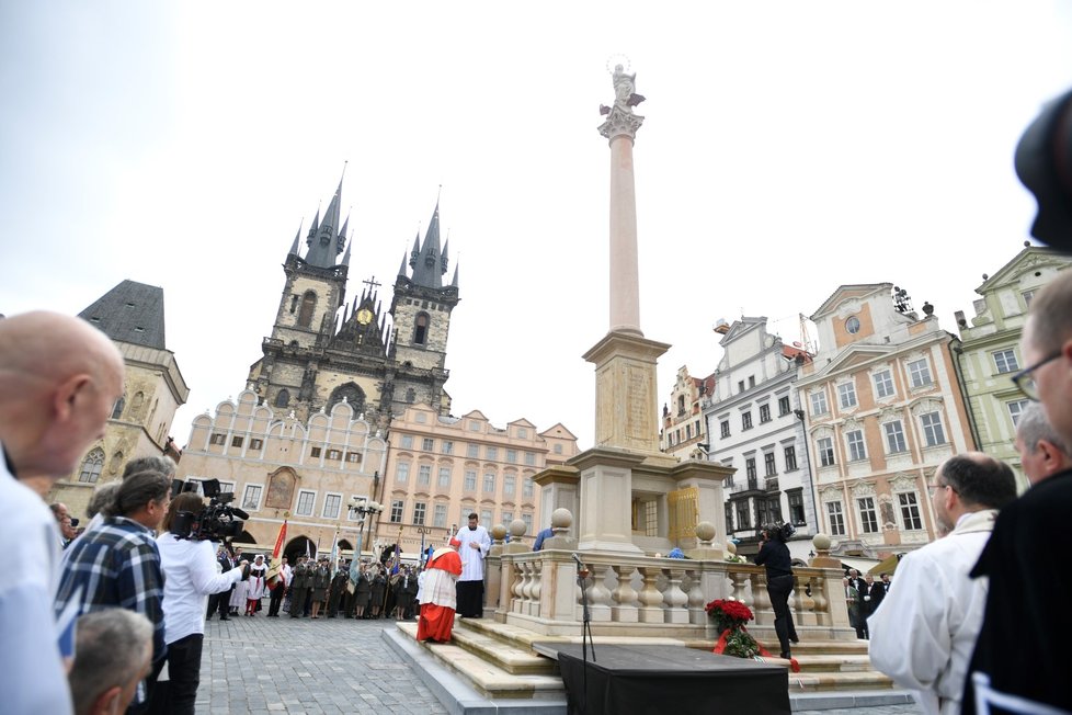 Pražský arcibiskup Dominik Duka požehnal 15. srpna 2020 na Staroměstském náměstí mariánský sloup, jehož napodobenina se po 102 letech vrátila do historického centra Prahy.