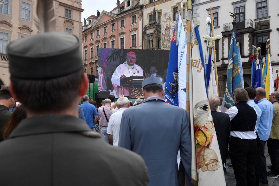 Pražský arcibiskup Dominik Duka požehnal 15. srpna 2020 na Staroměstském náměstí mariánský sloup, jehož napodobenina se po 102 letech vrátila do historického centra Prahy.