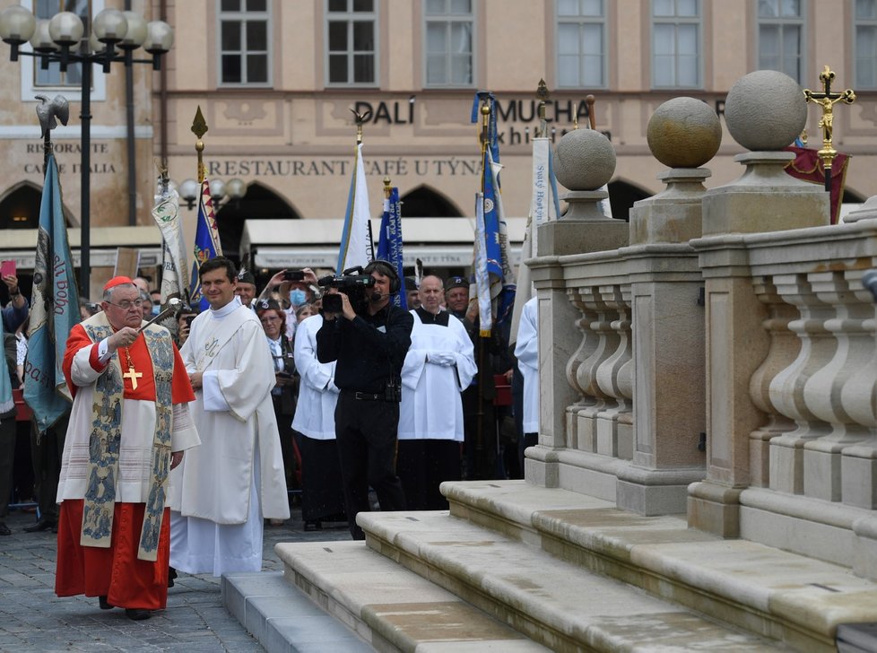 Pražský arcibiskup Dominik Duka požehnal 15. srpna 2020 na Staroměstském náměstí mariánský sloup, jehož napodobenina se po 102 letech vrátila do historického centra Prahy.