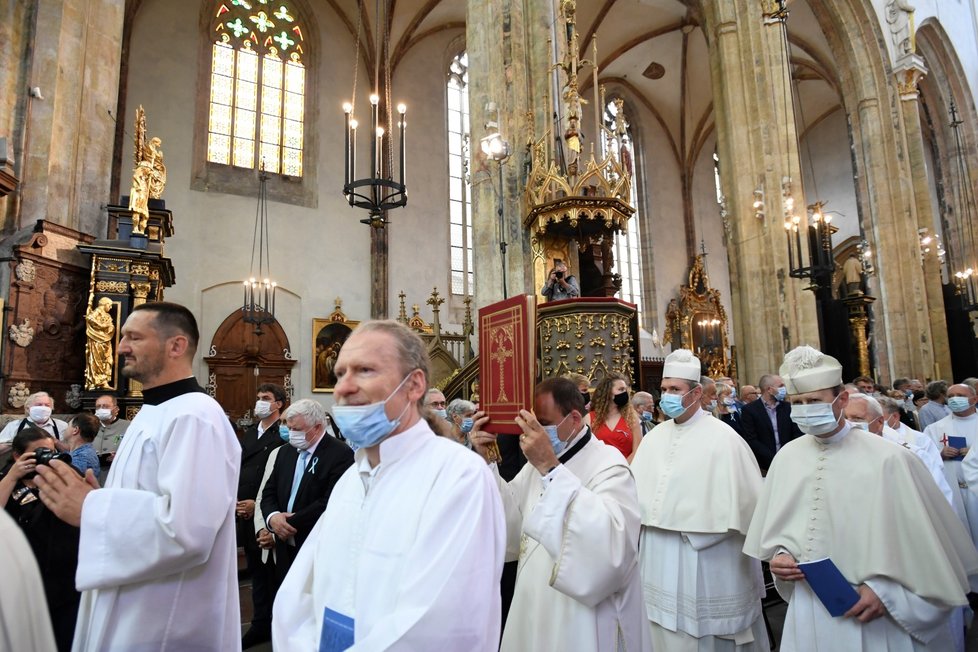 Pražský arcibiskup Dominik Duka požehnal 15. srpna 2020 na Staroměstském náměstí mariánský sloup, jehož napodobenina se po 102 letech vrátila do historického centra Prahy.