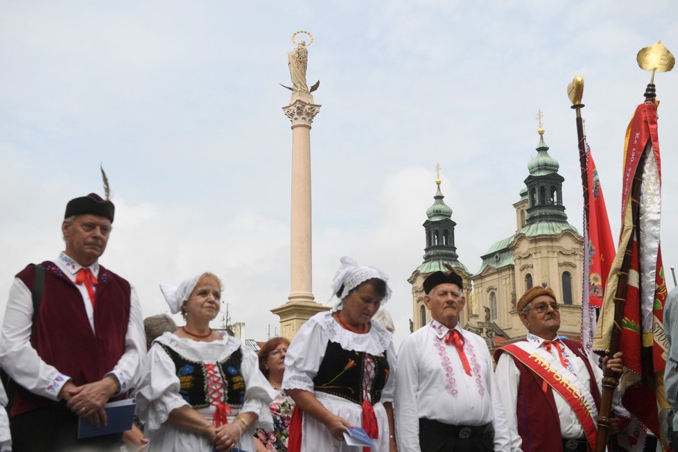 Pražský arcibiskup Dominik Duka požehnal 15. srpna 2020 na Staroměstském náměstí mariánský sloup, jehož napodobenina se po 102 letech vrátila do historického centra Prahy.