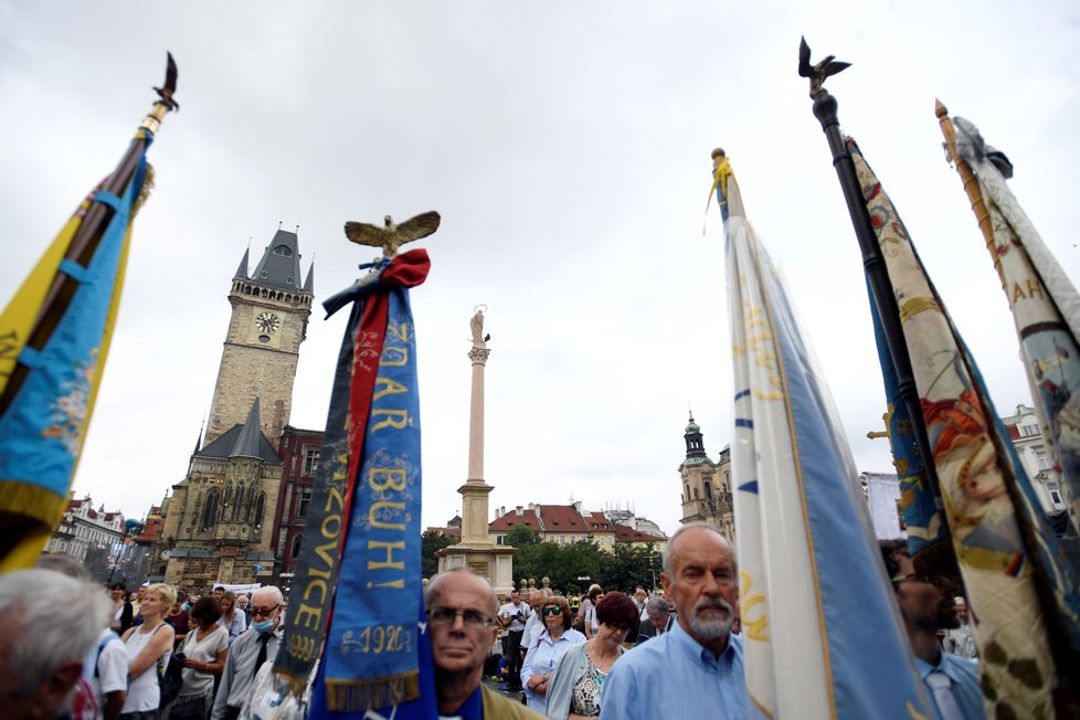 Pražský arcibiskup Dominik Duka požehnal 15. srpna 2020 na Staroměstském náměstí mariánský sloup, jehož napodobenina se po 102 letech vrátila do historického centra Prahy.